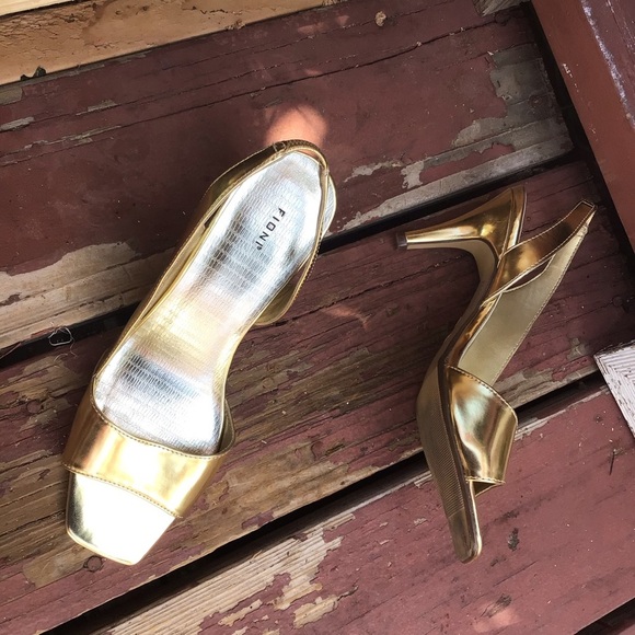 Gold High Heels Shoe - Picture 2 of 9